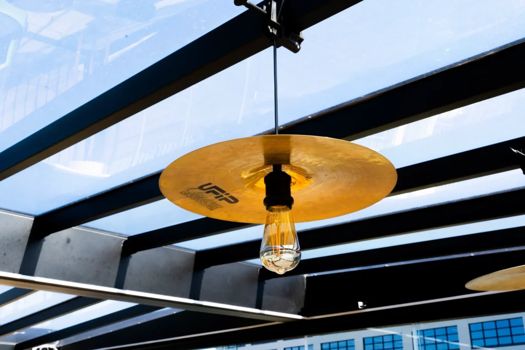 Lampada a piatto di batteria, dettaglio di design del rooftop L.E.M. a Milano