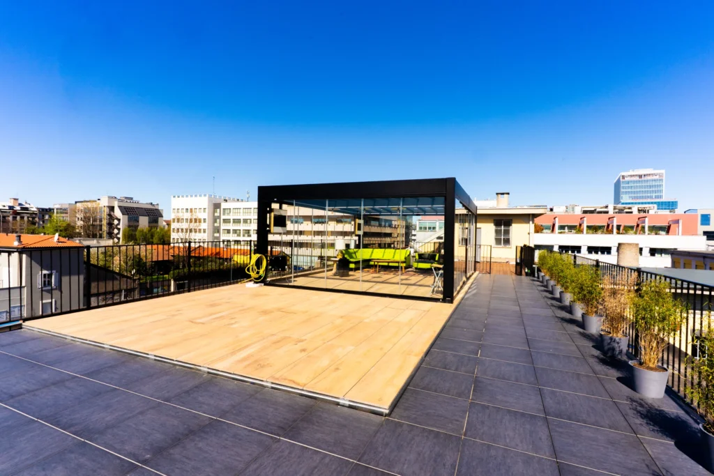 Spazio rooftop allestito per un evento privato a Milano