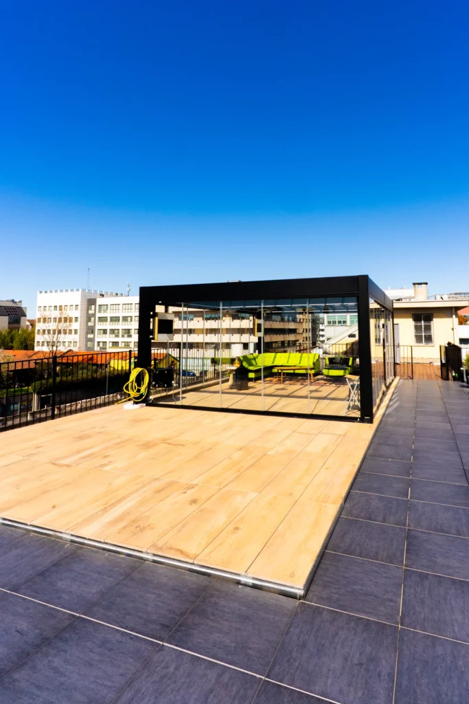 La terrazza vetrata del rooftop L.E.M. a Milano vista dalla ringhiera perimetrale